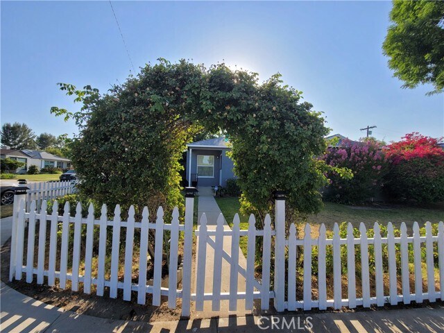 Primary Photo - 6121 White Oak Ave