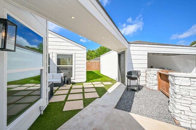 Building Photo - 4627 Turf Valley Dr