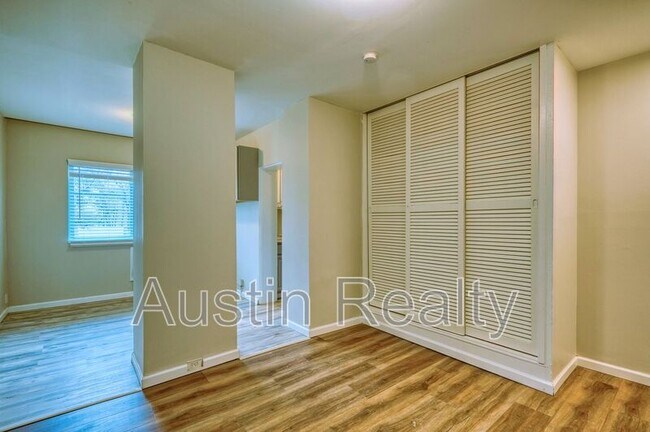 Building Photo - 322 N Newstead Ave