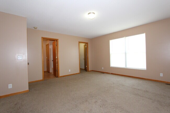 Building Photo - 917 Jackalope Ct