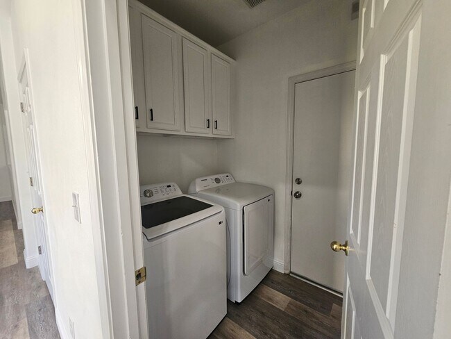 Building Photo - 4 Bedroom 2 Bath