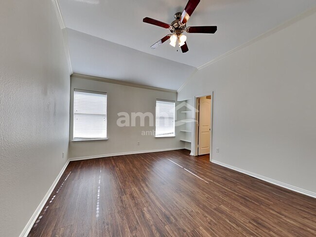 Building Photo - 221 Willow Creek Dr