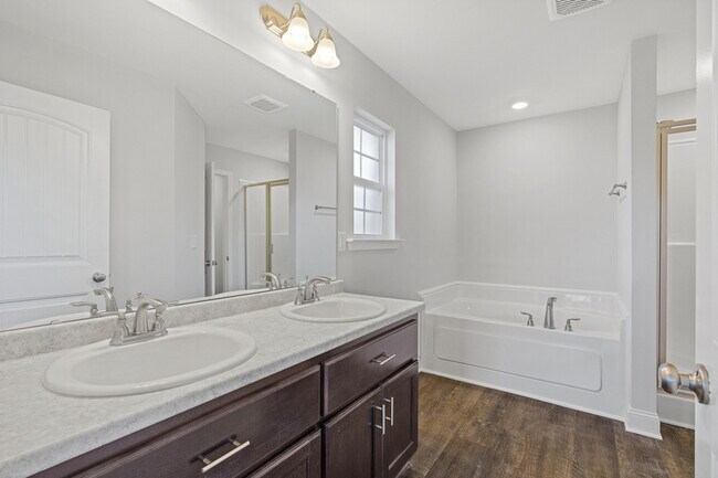 Building Photo - 105 Sorrelweed Dr