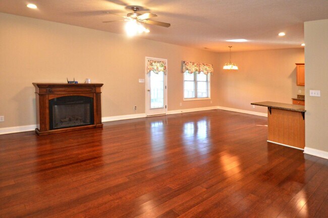 Building Photo - Live in Wyndhurst!