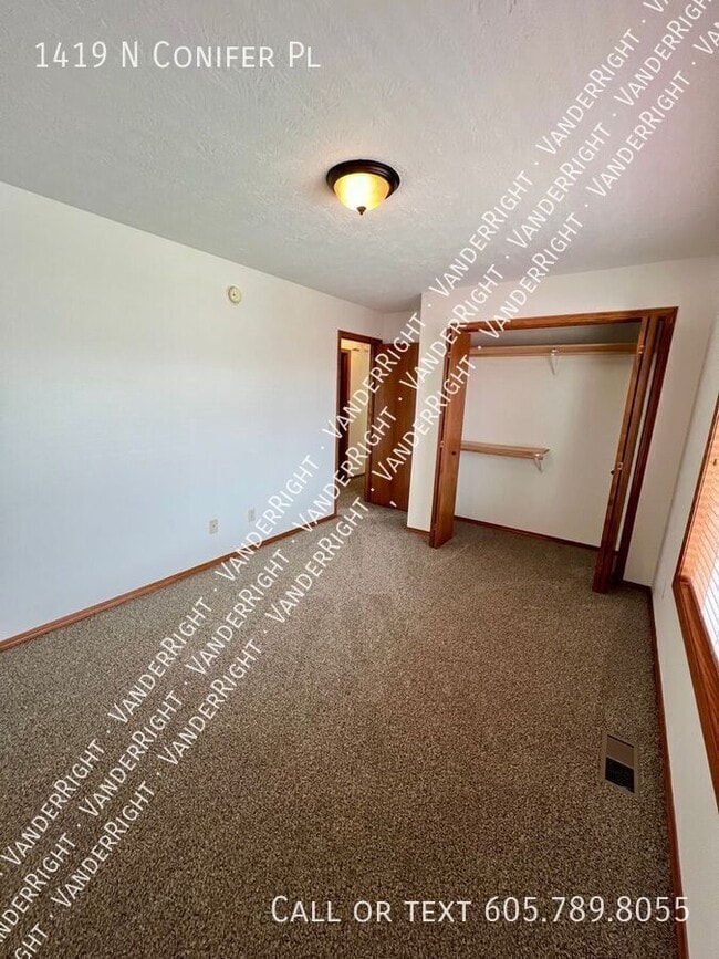 Building Photo - 1419 N Conifer Pl