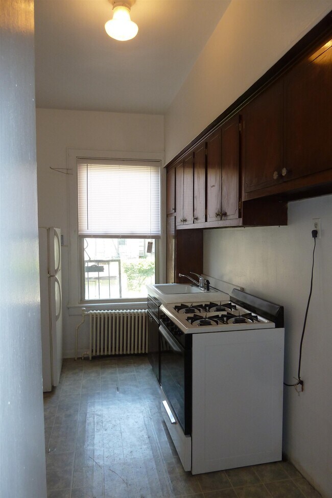 Building Photo - 824 Garden St