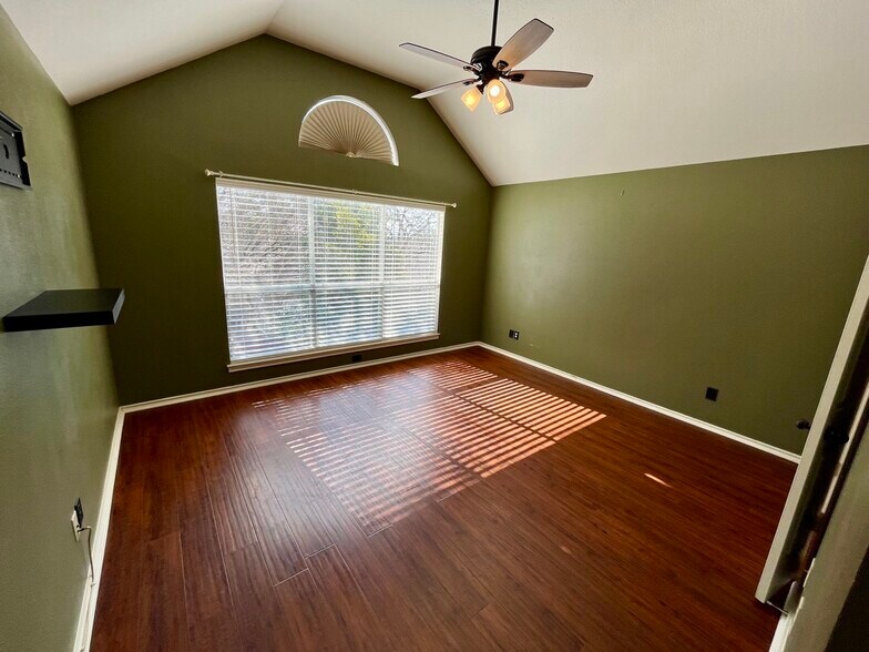 Building Photo - 5810 Spring Sq