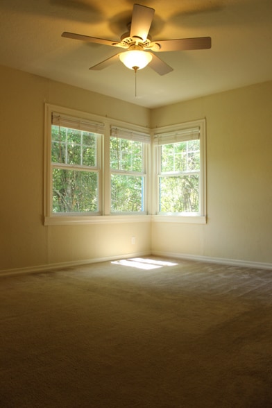 Building Photo - 1010 S Cloverdale Blvd