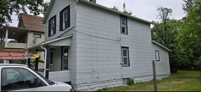 Building Photo - Charming 3-Bedroom Property in Prime Location