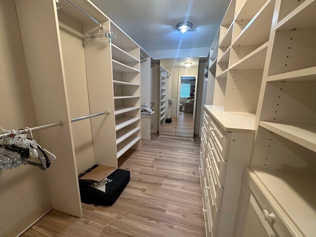 Building Photo - ** 3/2.5 Private Oasis Furnished or Unfurn...