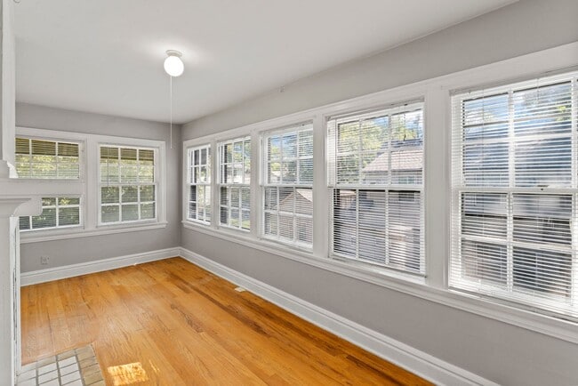 Building Photo - Charming 3-Bed Home Near UMKC with Hardwoo...