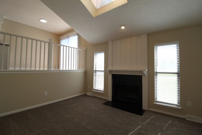 Building Photo - Updated 2 Bedroom 1.5 Bath Duplex In Olathe