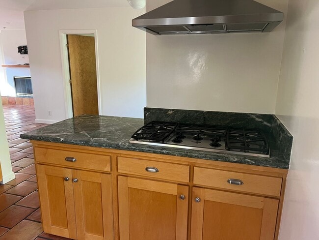 Building Photo - Private 3 Bedroom In Carpinteria