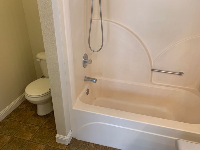 Building Photo - Great home near Shopping Centers!