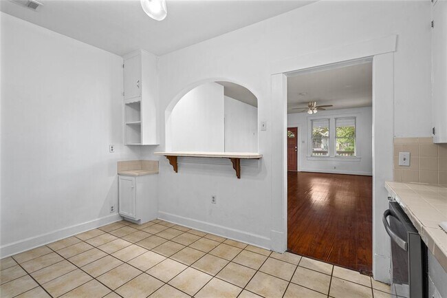 Building Photo - 1202 E 13th St