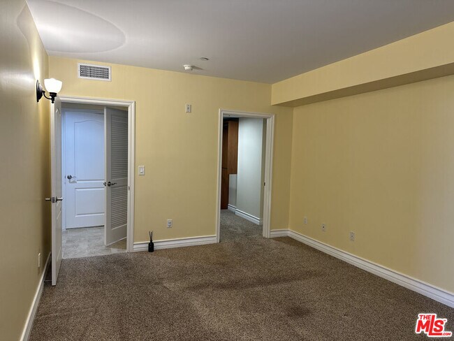 Building Photo - 122 N Clark Dr