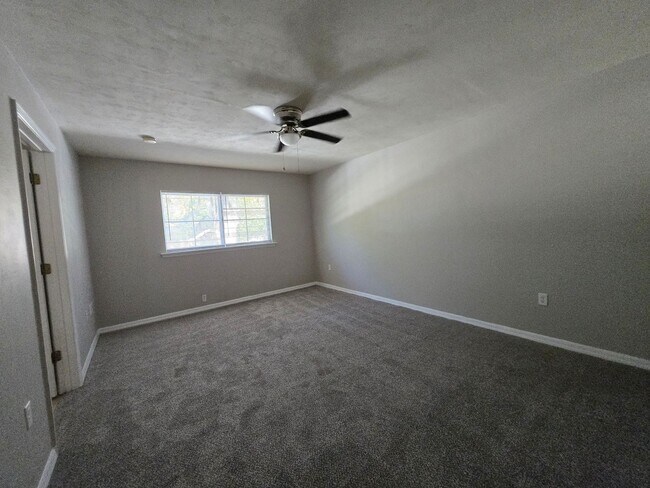 Building Photo - 2 Bed / 2.5 Bath Townhome with Upstairs Office/Sitting Area – Eagle Trace