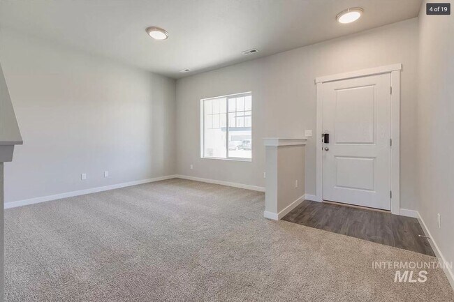 Building Photo - Spacious Home with Den!