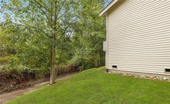 Building Photo - Spacious and Bright Home with 3 Bed and 2.5 Bath