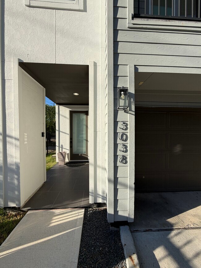 Building Photo - 3038 Live Oak St