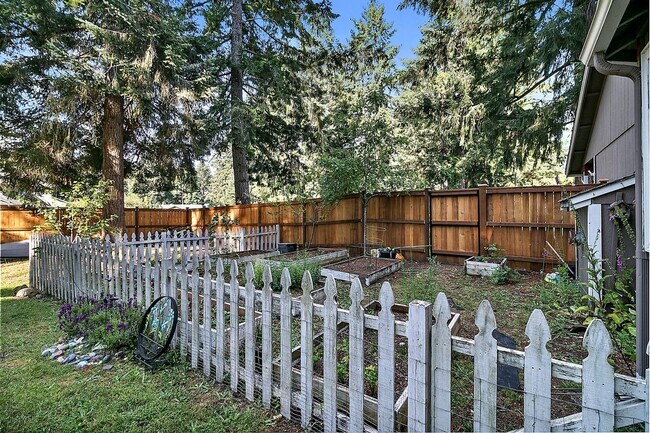 Building Photo - Lakeside Living in Lacey's Lake Forest Nei...