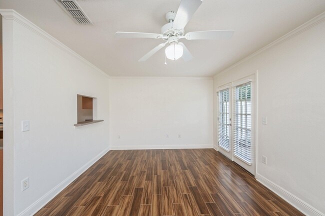 Building Photo - 715 Majestic Dr