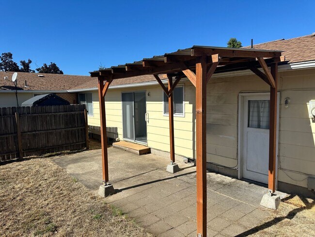 Building Photo - 2 bedroom 1 bath duplex in Springfield!