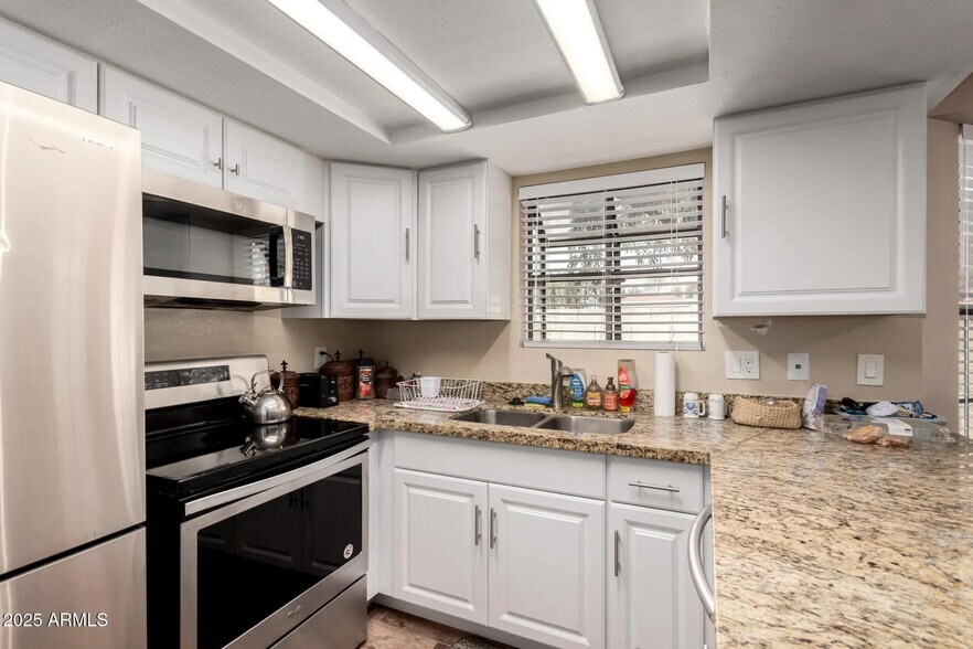 Primary Photo - 820 W University Dr