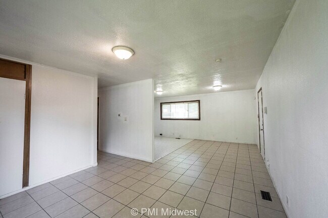 Building Photo - "Charming 3-Bedroom Gem in Indianapolis – Cozy Living with 925 Sq Ft of Comfort!"