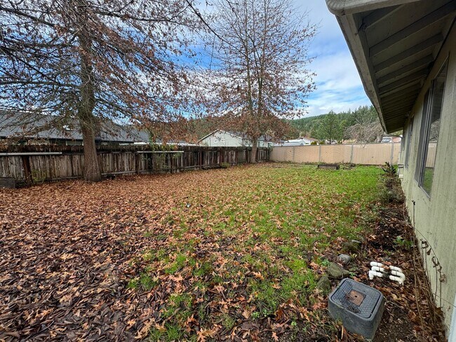 Building Photo - 3-bedroom, 2-bath in Sutherlin