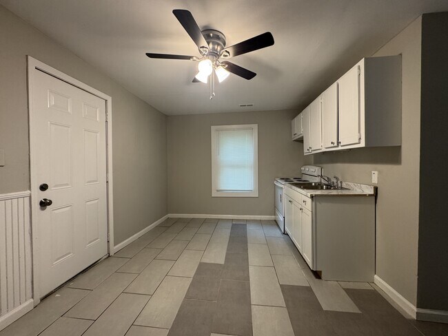 Building Photo - 331 McLin St