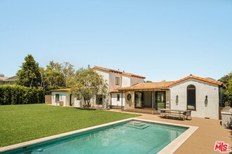 Building Photo - 647 Toyopa Dr
