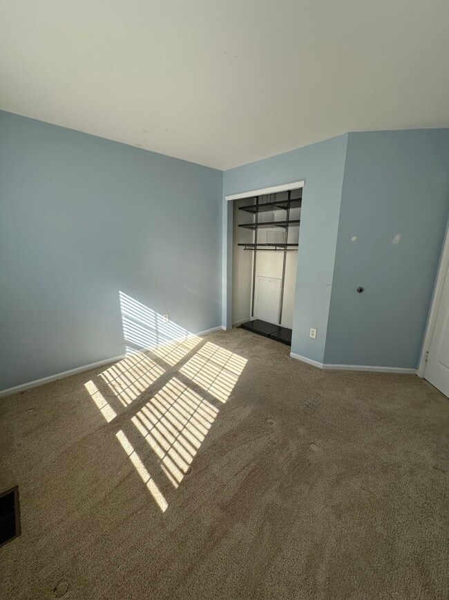 Building Photo - 3BR/2.5BA Townhome with garage