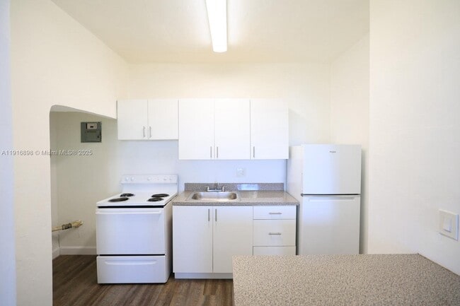 Primary Photo - 2300 W Flagler St