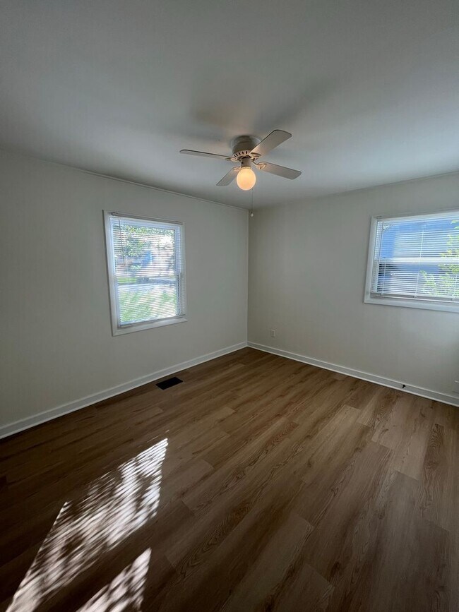 Building Photo - 3 Bedroom 1.5 Bathroom Home with Fenced in...