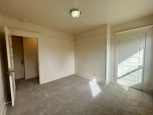 Building Photo - 1030