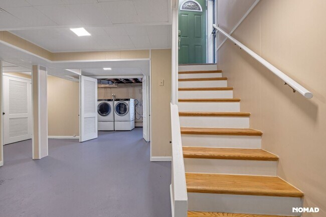 Building Photo - 3 Bedroom Completely Remodeled Single Fami...