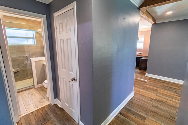 Building Photo - 954 Omar Rd