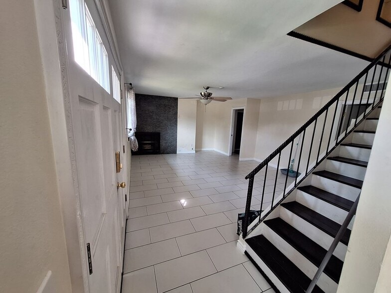 Building Photo - 2305 Rockefeller Ln