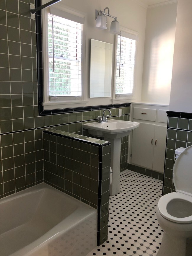 Building Photo - 316 N Bushnell Ave