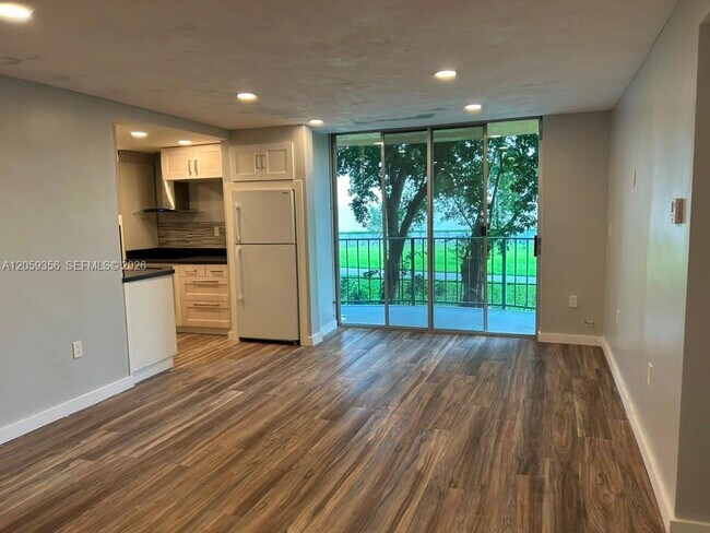 Building Photo - 9320 Fontainebleau Blvd