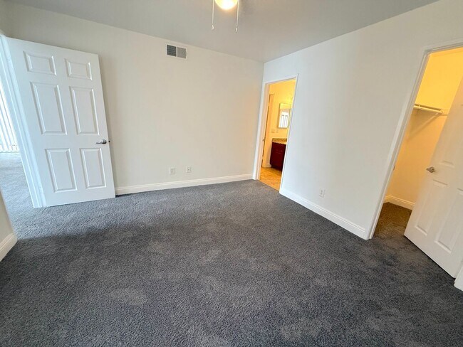 Building Photo - SPACIOUS 2BED/2BATH CONDO ON THE 2ND FLOOR