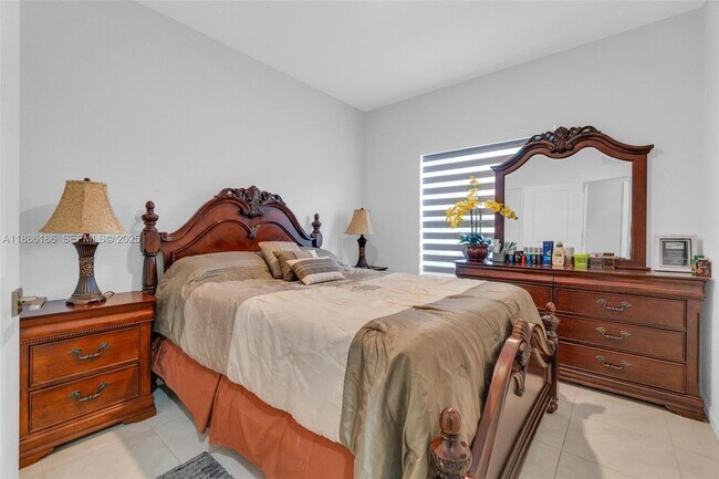 Building Photo - 424 NE 4th Ave