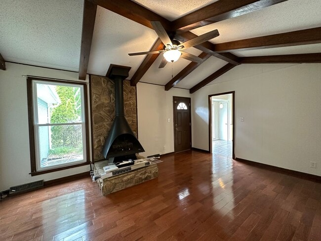 Building Photo - Beautiful Pet Friendly 3 bedroom home for ...