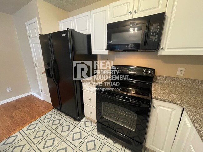 Building Photo - 2 Bedroom, 2 Bath Condo in Greensboro