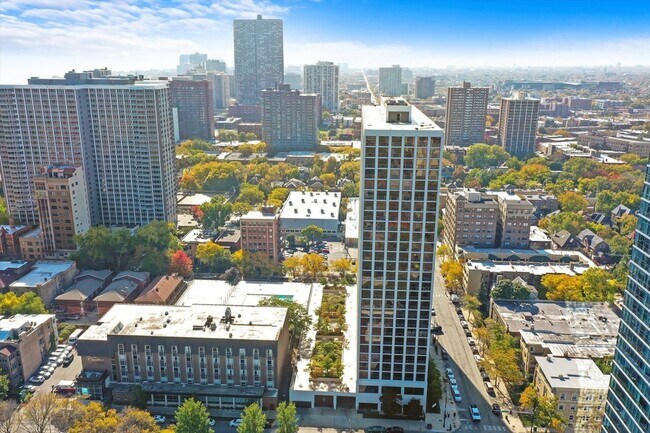 Building Photo - 4343 N Clarendon Ave