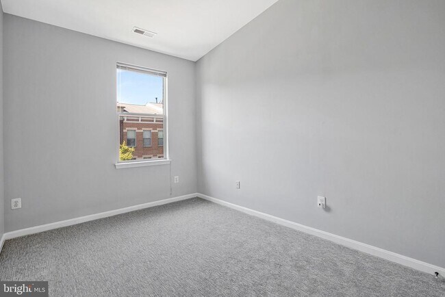 Building Photo - 125 S High St