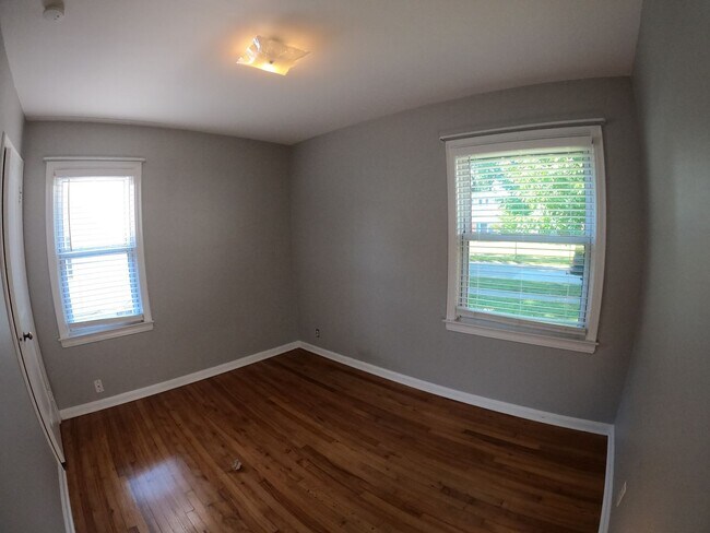 Building Photo - 2 bed 1 bath Royal Oak ranch