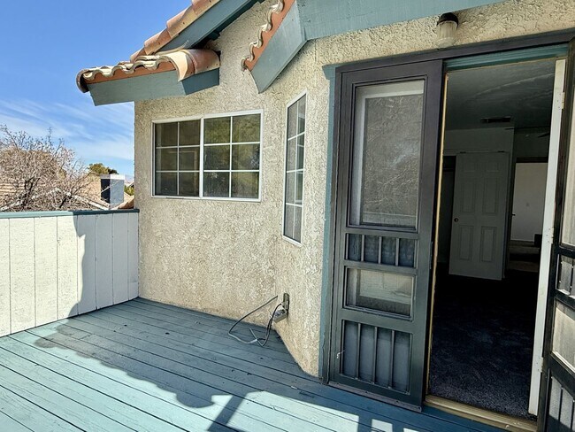 Building Photo - NORTHWEST SOLAR HOME - AVAILABLE NOW!
