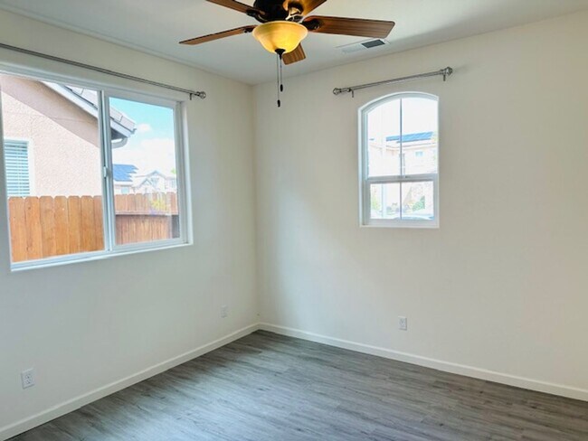 Building Photo - $2,250 Locan & Ashlan, 3 Bedroom - E. Giav...